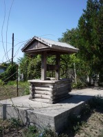 Старовинний глибокий колодязь в центрі села Львове