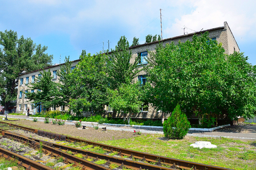 Поселок родаково. Школа в донбассе обстрел школы. Родаково луганская область. Луганск родаково. Станция родаково.